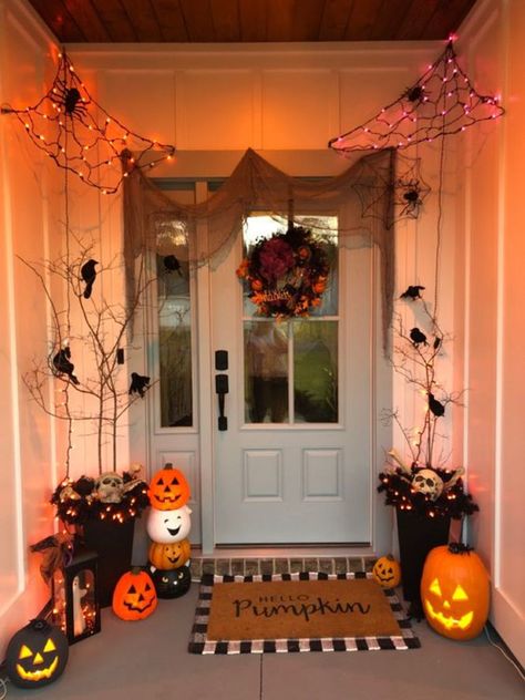 Entrada Halloween, Front Yard Halloween Decorations, Porche Halloween, Halloween Patio, Hot Halloween, Halloween Outside, Easy Diy Halloween Decorations, Halloween Front Doors, Casa Halloween