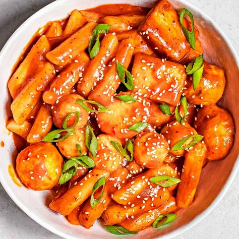 This easy tteokbokki is made of Korean rice cakes stir fried in a sweet and spicy gochujang sauce! Add ramen noodles, cheese, fish cakes, or eggs to level up your tteokbokki! Easy Tteokbokki, Tteokbokki Recipe Easy, Spicy Rice Cake, Korean Rice Cakes, Tteokbokki Recipe, Koreansk Mat, Korean Rice Cake, Rice Cake Recipes, Korean Rice