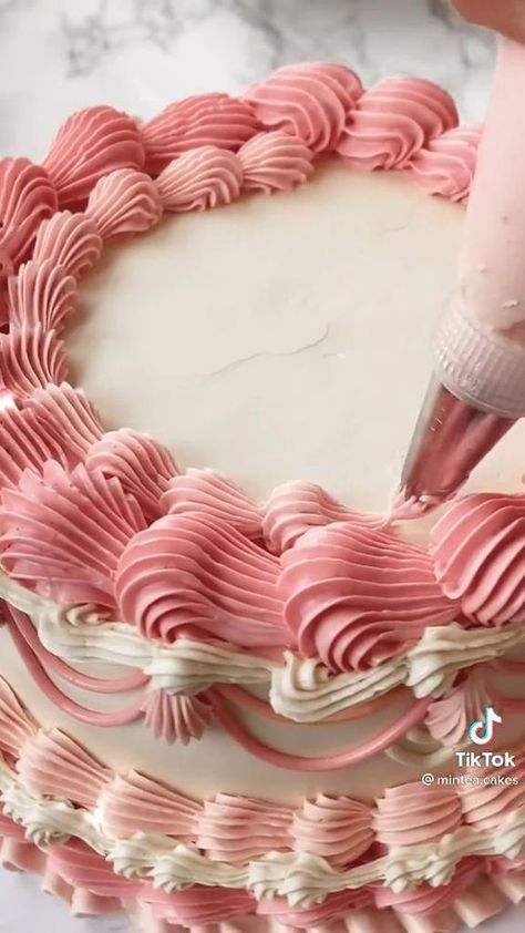 Cake Artistry: Learn from the Best Gökkuşaği Pasta, Flori Fondant, Vintage Pasta, Vintage Birthday Cakes, Decoration Patisserie, Cake Piping, Buttercream Cake Decorating, Simple Cake Designs, Cake Decorating Piping