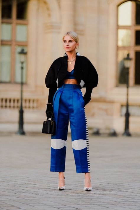 All The Street Style Looks from Paris Fashion Week FW20 Paris Fashion Week Street Style, Looks Street Style, Street Style Paris, Ținută Casual, Street Style Inspiration, Mode Inspo, Cool Street Fashion, Fashion Week Street Style, Blue Pants