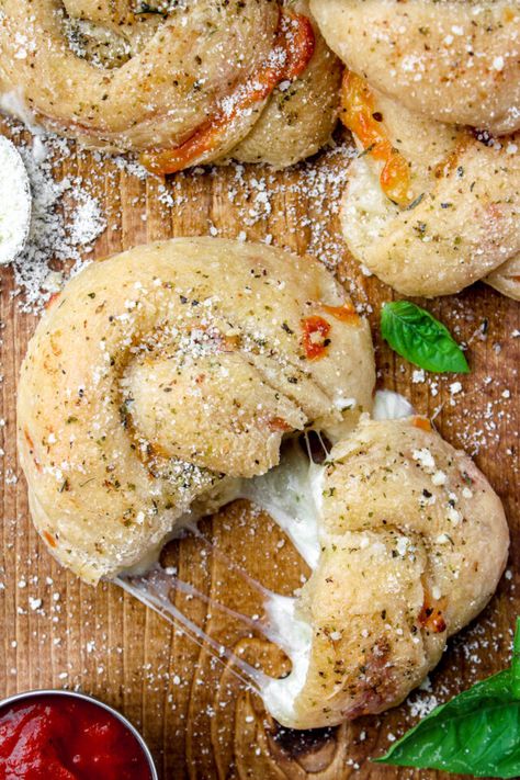 Cheesy Garlic Knots, Homemade Pizza Dough Easy, Garlic Knots, Easy Homemade Pizza, Messy Kitchen, Party Appetizers Easy, Homemade Dough, Homemade Pizza Dough, Garlic Butter Sauce