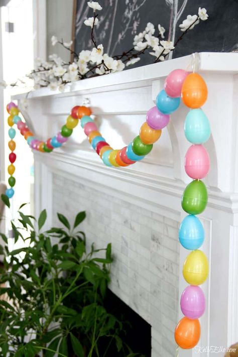 Egg Garland, Diy Osterschmuck, Easter Egg Garland, Spring Mantel, Diy Girlande, Easter Craft Decorations, Easter Garland, Diy Ostern, Spring Easter Crafts