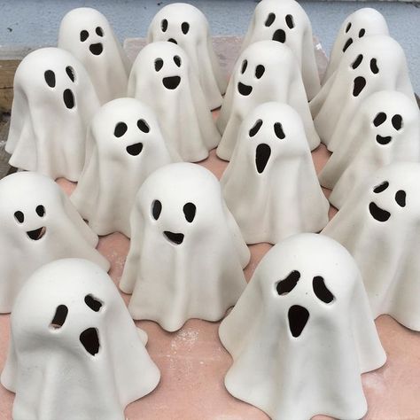 Halloween Ceramics Ideas Diy, Ceramics Halloween Ideas, Ceramic Ghost Pottery, Ceramic Halloween Decorations, Halloween Ceramics Pottery, Ceramic Halloween Ideas, Air Dry Clay Ghost, Halloween Pottery Ideas, Fall Pottery Ideas