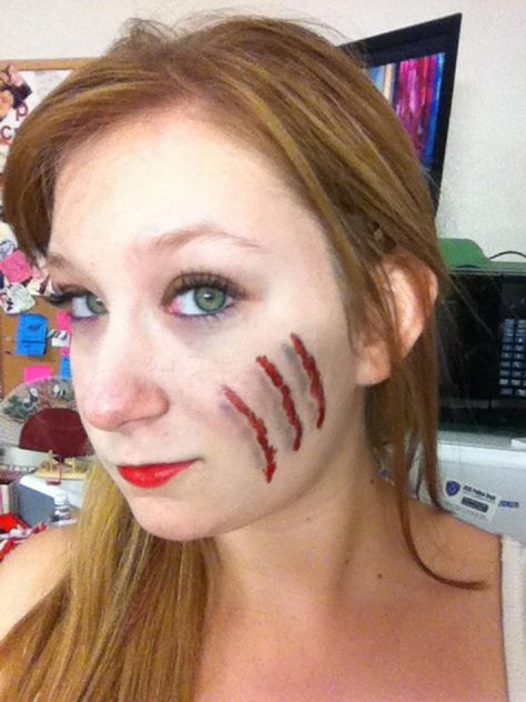 Halloween Makeup: Claw Marks/Scratches  Really easy to do! Learned it here:http://www.youtube.com/watch?v=EmGClKLNhDI Scratch Makeup Halloween, Scratch Makeup, Claw Marks, Makeup Easy, Halloween Makeup Easy, Halloween Make Up, Halloween Make, Halloween Ideas, Costume Ideas