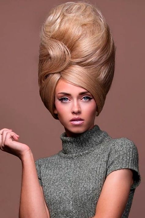 Breathe in a modern life into vintage 60s beehive hair! #glaminati #beehivehair #stylishhairstyles #blondehair Behive Hairstyles, Beehive Hairstyles, Beehive Hairstyle, Elegance Hair, Beyonce Hair, 1960s Hair, 60s Hair, Beehive Hair, Bouffant Hair