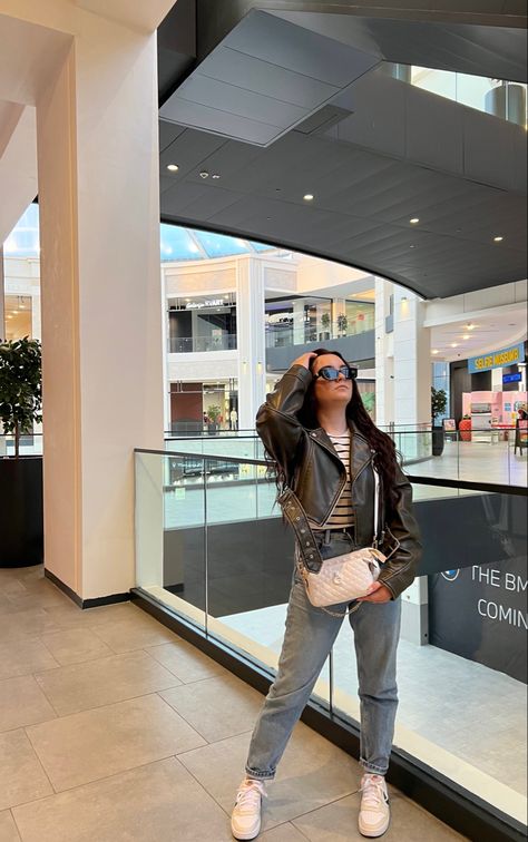 Shopping Mall Outfit, Mall Shopping Outfit, Shopping Mall Photo Ideas, Mall Photo Ideas, Mall Photoshoot, Mall Outfit Ideas, Mall Architecture, Pose For Instagram, Travelling Outfit