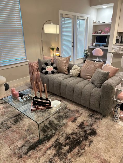 Pink Grey Living Room, Living Room Decor Pink, Bedroom Ideas Baddie, Guys Room Aesthetic, Room Decor Pink, Girl Apartment Decor, Aesthetic Baddie, Modern Apartment Living Room, Apartment Decorating Living