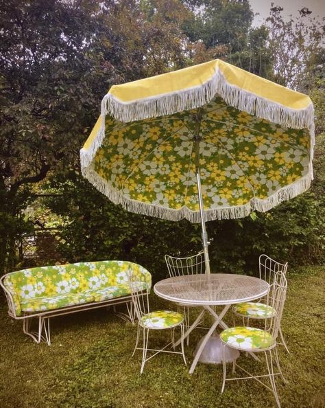 From the weird secondhand finds facebook page Eclectic Patio Design, Vintage Patio Furniture, Mid Century Outdoor, 70s House, Vintage Patio, Tangerine Dream, Dream Interior, Outdoor Patio Set, Adrian Pearsall