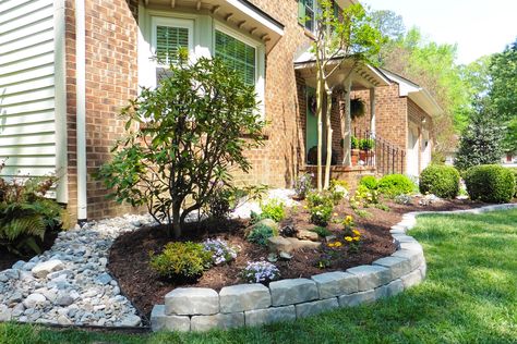 Brick Paver Flower Bed Border, Flower Bed Pavers Garden Borders, Flower Bed With Pavers, Rock Trimmed Flower Beds, Bricked Flower Beds, Landscape Brick House, Flower Beds With Brick Border, Stone Around Flower Beds, Landscape Rock For Red Brick House