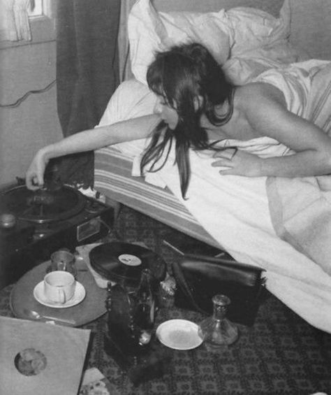 Good Morning ! Juliette Greco, Vintage Foto's, Filmy Vintage, Photographie Inspo, I'm With The Band, Foto Vintage, 영감을 주는 캐릭터, Foto Inspiration, Record Player