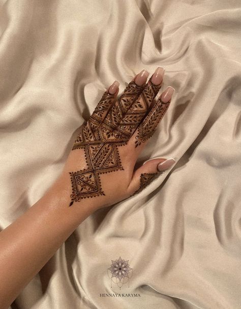 Fessi Henna, Henna Jewelry, Henna Crown, Crown Tattoos For Women, Elegant Henna, Henna Tattoo Design, Crown Tattoos, Moroccan Henna, Tattoos Henna