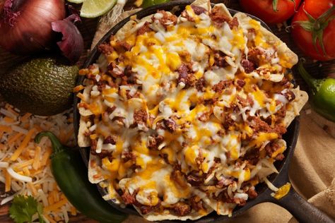 Receta de nachos - Vivir Mejor Beefy Nachos, Leftover Taco Meat Recipes, Nachos Recipe Beef, Seafood Salad Pasta, Taco Meat Recipes, Frijoles Refritos, Hearty Chili, Recipe Beef, Easy Meat Recipes