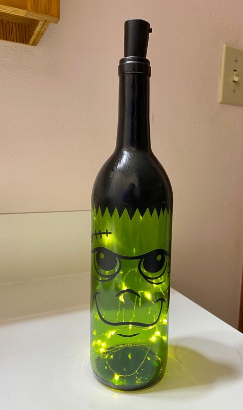 Fun Halloween decorated Frankenstein with a wine bottle. Lit up to enjoy the face! Empty Wine Bottle Crafts, Halloween Wine Bottle Crafts, Beer Bottle Art, Fall Wine Bottles, Wallpapers Halloween, Decorating Halloween, Halloween Wine Bottles, Wine Bottle Crafts Christmas, Outdoor Halloween Decor