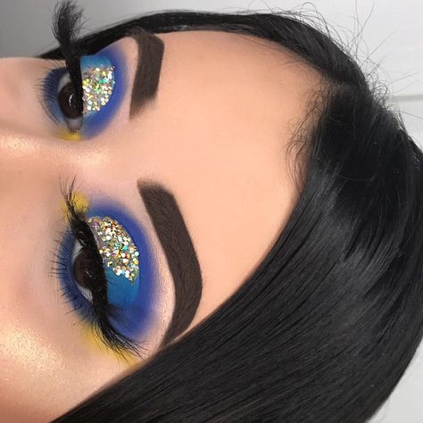 Dory vibes 🐠🌊 I promise you I wasn’t even thinking what look to go for when I created this 😂 but you guys love it and tag @morphebrushes… Dory Inspired Makeup, Dory Makeup, Creative Costumes, Inspired Makeup, Bold Makeup, Makeup Tricks, Beat Face, Finding Nemo, Beauty Guru