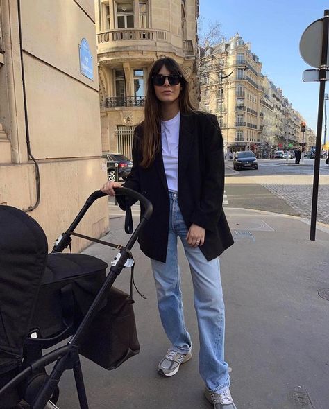 Leia Sfez, Estilo Ivy League, Style Uniform, Estilo Ivy, Sneaker Outfits Women, Style Moodboard, Learning French, French Street Fashion, Chic Sneakers