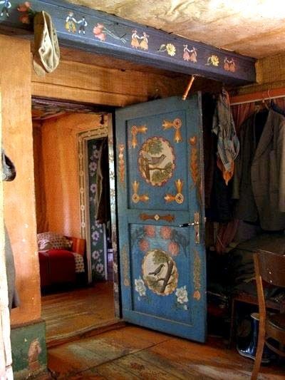 Dishfunctional Designs: Beautiful Unique Painted Doors - Indoors and Out Norwegian Rosemaling, Home Design Diy, Painted Walls, Blue Door, Hand Painted Furniture, Tole Painting, Beautiful Doors, Folk Art Painting, Painted Doors