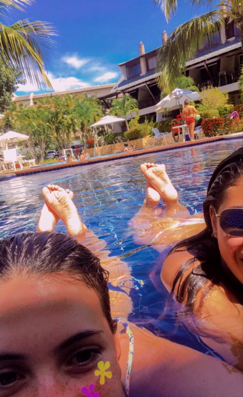 pool day Swimming Pool Pictures With Friends, Bff Pool Pictures, Pool With Friends Aesthetic, Pool Photoshoot Ideas Friends, Pool Picture Ideas Instagram Friends, Pool Friends Aesthetic, Pool Day Aesthetic, Besties Pictures, Pool Pics