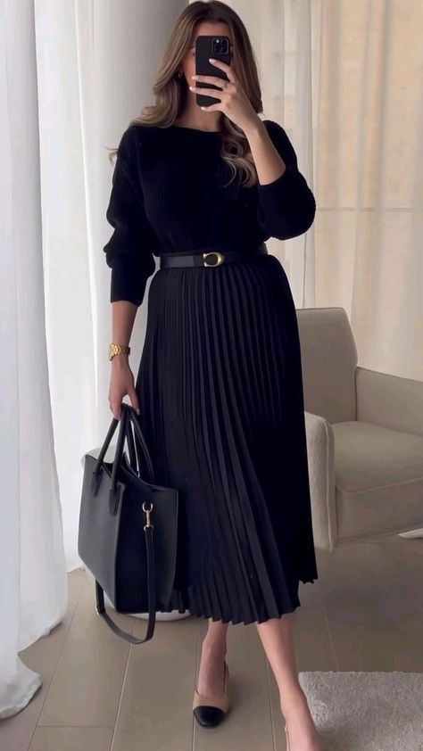 Discover timeless style with elegant Flight Attendant Outfit ideas. From Outfit Formal Mujer to Business Professional Outfits, elevate your work wardrobe with retro vibes from the 60s and 90s, paired with modern Blazer Outfits For Women. Stay chic and confident in these Business Casual looks. #FashionInspiration #ProfessionalStyle #RetroFashion #streetStyle #fashionTrends #fashionBloggers #fashionLovers #fashiondesigner #Outfit #Outfitoftheday #ootd #fashionweek #Fashion #Dailylook #style Outfit Formal Mujer, Rok Midi, Stile Blair Waldorf, Adrette Outfits, How To Wear Ankle Boots, Boots Outfit Ankle, Fest Outfits, Rock Outfit, Skirts With Boots