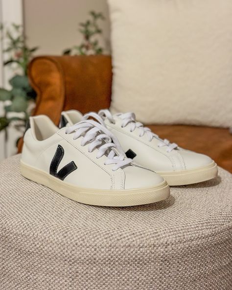 I always see people taking about how wonderful the Veja Esplar sneaker is and I put a lot of value in a comfortable versatile shoe so I decided to give it a try for myself. Have you tried these? Do you love them? #veja #snealer #neutrals #shoe #shoelover #momlife #momstyle #soccermom #fashionover40 #investment #casualstyle #nordstrom #nordstromstyle #instastyle Veja Esplar, Soccer Mom, Fashion Over 40, Have You Tried, Shoe Lover, Mom Style, You Tried, I Decided, Mom Life