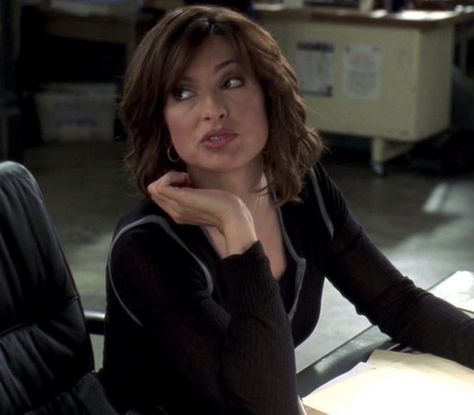 Olivia Benson 90s, Svu Aesthetic, Natalie Teeger, Jennifer Aniston Hair Color, Jennifer Aniston Hair, Chris Meloni, Hot Mommy, Character Inspired Outfits, Woman Movie