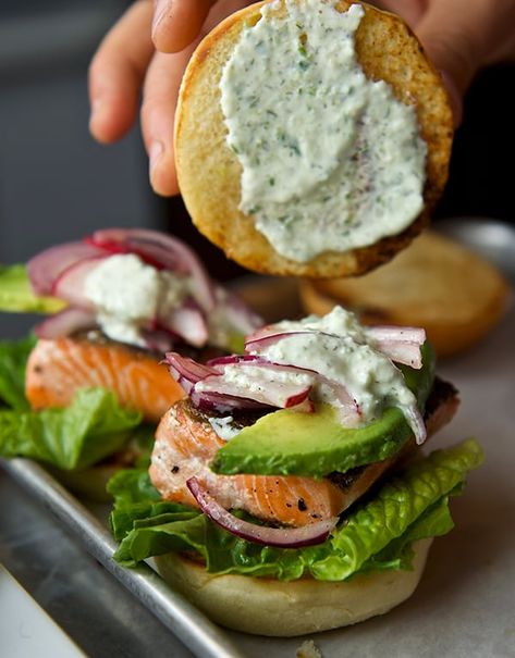 Salmon Sliders with yogurt-cucumber-dill sauce~yes more, please! Salmon Sliders, Cucumber Dill Sauce, Cucumber Dill, Dill Sauce, Smitten Kitchen, Läcker Mat, God Mat, Think Food, Deilig Mat