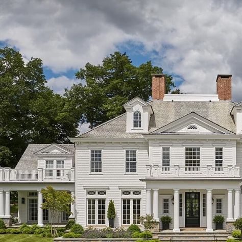 Michael Smith Architects on Instagram: "A house on the hill. Another angle of our Greenwich Georgian house on a summer day.  . . . . #houseonahill #whitehouses #colonialhouse #classichome #classichouse #architecture #architecturelovers #exteriordesign #housebeautiful #housedesign" Big Southern Homes, Georgian Colonial House Exterior, Georgian Colonial House, Southern Colonial Homes, Southern Colonial, Colonial House Exteriors, Colonial Mansion, Southern Mansions, Georgian Mansion