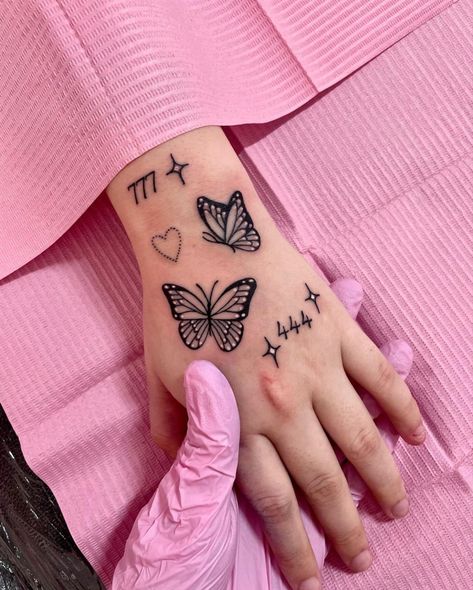 Finger Tattoos Cute, Name Tattoos Butterfly, Cute Women Tattoo Ideas, Hand Butterfly Tattoos For Women, Tattoo Ideas Sister Sibling, Hand Tattoos Women, Foot Tattoo Placement, Butterfly Tattoo With Words, Hand Butterfly Tattoo