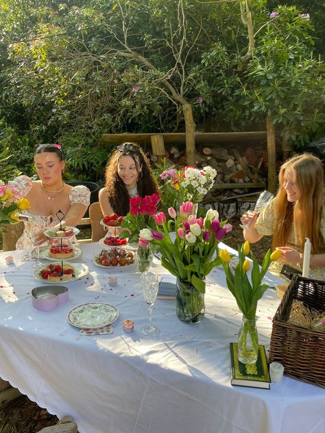 Aesthetic tea party with friends -  #Aesthetic #FRIENDS #Party #Tea Aesthetic Tea Party, Picnic Tea Party, Tea Party Aesthetic, Cottage Core Picnic, Aesthetic Tea, Solstice Party, Dream Birthday, Fairy Garden Birthday Party, 20th Birthday Party