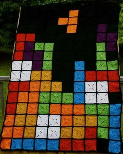 tetris crochet Manta Crochet, Retro Game, Crochet Afghans, Crochet Creations, Square Blanket, Yarn Projects, Crochet Stitch, Crochet Squares, Filet Crochet