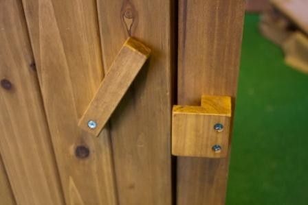 Hout slot Wood Door Latch, Wooden Door Latches Diy, Wooden Locks And Latches, Wood Latches Diy, Wooden Latches Diy, Wooden Door Latch, Wooden Gate Latch Ideas, Diy Gate Latch, Wood Latches