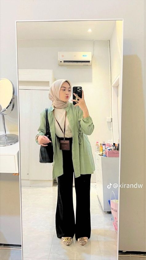 Casual Outfits Hijab, Outfit Hijab Simple, Ootd Ngampus, Outfit Ngampus, Ootd Korean Style, Outfit Hijab Casual, Ootd Hijab Casual, Casual Work Outfits Women, Hijab Look