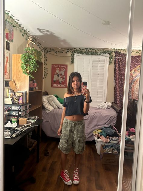 Cami Cargo Shorts Outfit, Camo Capris Outfit, How To Style Camp Cargo Pants, Cargo Camo Shorts Outfits Women, Casual Camo Pants Outfit, How To Style Camo Shorts, Camp Jorts Outfit, Camo Shorts Women, Big Cargo Shorts Outfit