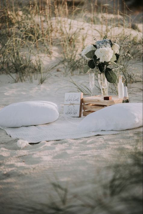 Beach Proposal Decorations, Simple Picnic Proposal, Boho Beach Proposal, Proposal Ideas Beach Simple, Marriage Proposal Beach, Dream Proposal Beach, Beach Proposal Setup Romantic, Pier Proposal Ideas, Surprise Proposal Photoshoot Beach