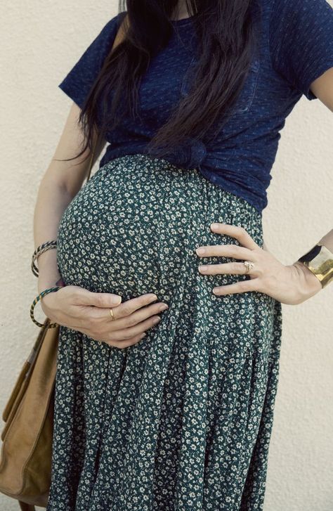 simple & beautiful maternity style, skirt pulled high over the belly & soft t-shirt with excess length knotted to the side to feature the lovely bump Baby Bump Style, Preggo Fashion, Cute Maternity Outfits, Maxi Rok, Stylish Maternity Outfits, Pregnancy Looks, Pregnancy Wardrobe, Bump Style, Mama Style