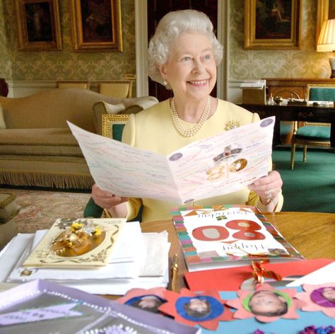 HM Queen Elizabeth II Displays Cards Sent For Her 80th Birthday - April 20, 2006 Queen Elizabeth Birthday, Princesa Elizabeth, London Queen, Rainha Elizabeth Ii, Prinz William, Reine Elizabeth Ii, Reine Elizabeth, Elisabeth Ii, Queen Birthday