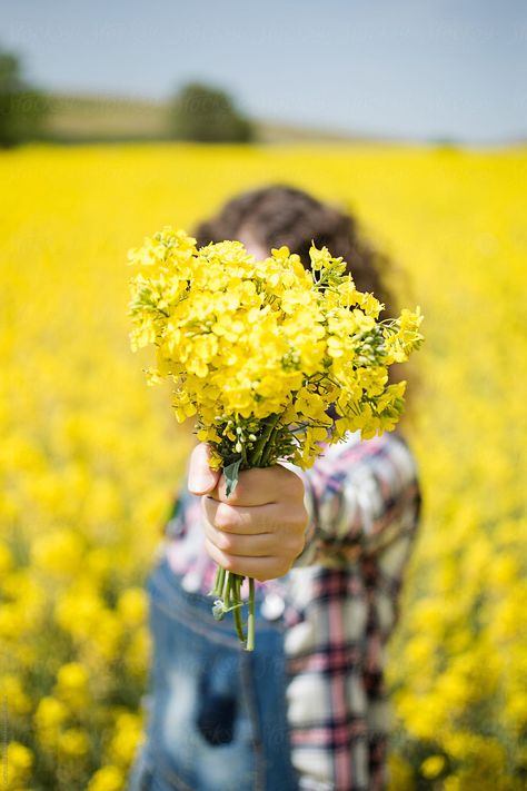 Young woman in a field of yellow flowers Yellow Flower Field, Rapeseed Field, Canola Field, Yellow Field, Spring Photoshoot, Flower Photoshoot, Holding Flowers, Fields Photography, Trik Fotografi