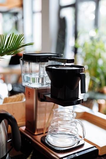 How to use a Moccamaster: A Moccamaster drip coffee maker on the table Coffee Education, Best Drip Coffee Maker, Cuisinart Coffee Maker, Drip Coffee Makers, Brewing Process, Glass Carafe, Coffee Makers, Coffee Station, Coffee Drinkers