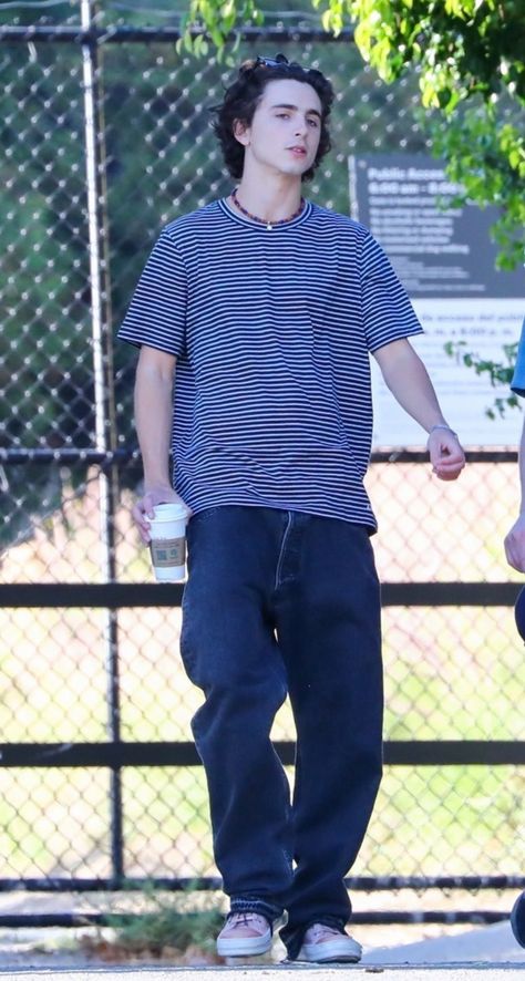 Timothee Chalamet Outfits Casual, Timothee Chalamet Fashion, Timothee Chalamet Style, Love My Husband, Streetwear Men Outfits, Timothee Chalamet, Hollywood Celebrities, Celebrity Outfits, Daily Look