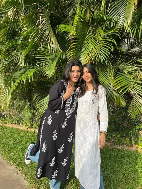 Best Friend Poses In Kurti, Kurti Poses With Friends, Poses With Best Friend In Traditional, Eid Pics, Sisters Photoshoot Poses, Sister Poses, Bff Poses, Sisters Photoshoot, Friend Pictures Poses