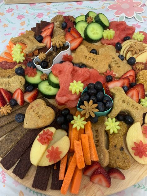 Barkuterie Board, Dog First Birthday, Dog Themed Birthday Party, Platter Board, Easy Dog Treat Recipes, Easy Dog Treats, Puppy Birthday Parties, Healthy Dog Treats Homemade, Dining Inspiration