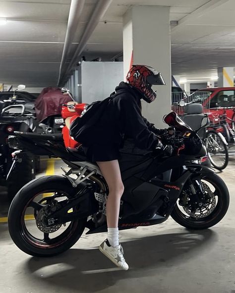 Big Bikes Motorcycles For Women, Motor Outfit Woman, Motorcycle Girl Outfit, Big Bikes Motorcycles, Female Biker Outfit, Lady Biker Outfits, Motorcycle Outfits For Women, Bike Outfits Women, Girl Riding Bike