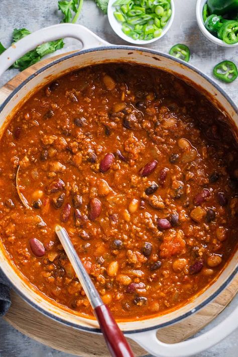 This easy turkey chili is made with lean ground turkey, 3 beans, and tomatoes, all seasoned and simmered into a savory, saucy chili fit for any occasion. Chile Beans, Turkey Bean Chili, Best Turkey Chili Recipe, Best Turkey Chili, Ground Turkey Chili Recipe, Turkey Black Bean Chili, Turkey Chile, Turkey Chili Recipe Easy, Easy Turkey Chili