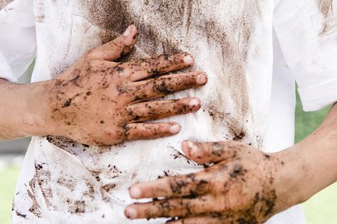 Got a caked on mud stain? These simple steps will help you get the mud out. Find out how to remove mud from white clothes, jeans, and leather. Games Makeup, Stained Clothes, Stain Removal Guide, Detailing Car, Laundry Cleaning, Laundry Stains, Awesome Crafts, Laundry Tips, Cleaning Tricks