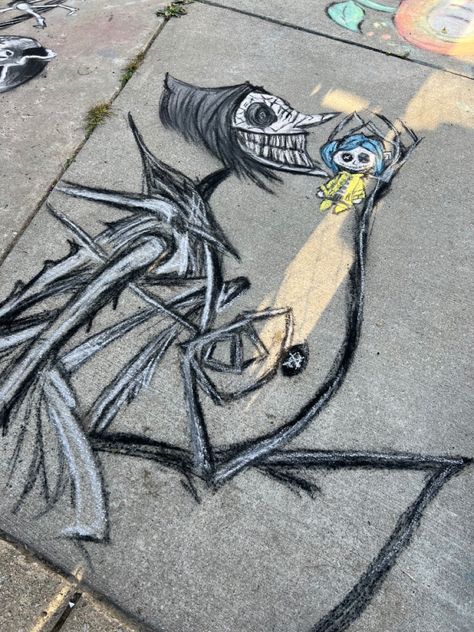 Coraline Chalk Art, Chalk Pavement Art, Scary Chalk Art, Funny Chalk Art, Halloween Chalk Ideas, Chalk Art Halloween, Campus Beautification, Highlighter Drawings, Halloween Chalk Art