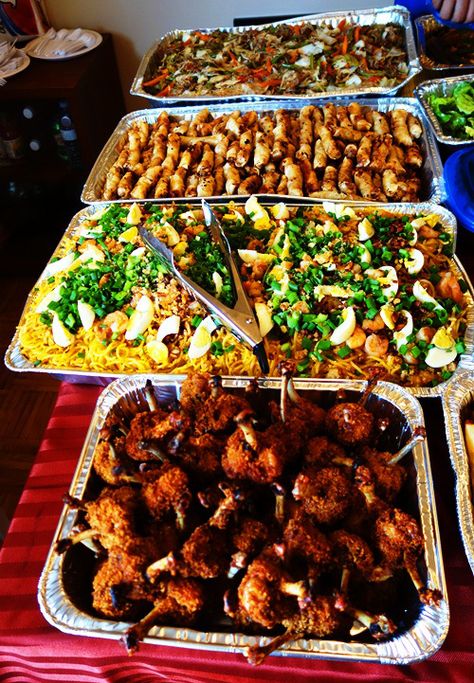 Filipino Birthday Food, Pinoy Handaan Birthday, Filipino Birthday Party Food, Birthday Dinner Food Ideas, Pinoy Handaan, 18th Birthday Dinner, Filipino Birthday, Pinoy Fiesta, Dinner Food Ideas