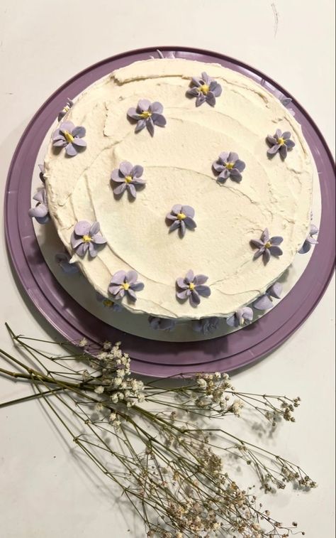 Spring Cake Designs, Flower Cake Design, Violet Cakes, Purple Cakes Birthday, Decorate A Cake, White Birthday Cakes, Lavender Cake, Vintage Birthday Cakes, Daisy Cakes