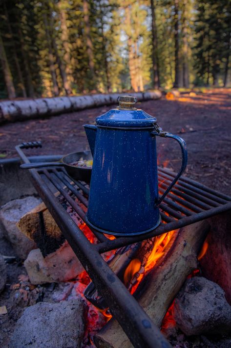 Lassen National Park – MilaDidIt Campfire In The Woods, Camping Coffee Pot, Camping Sauvage, Camping Photography, Camping Coffee, Campfire Cooking, Backpacking Tips, How To Make Coffee, Camping Survival