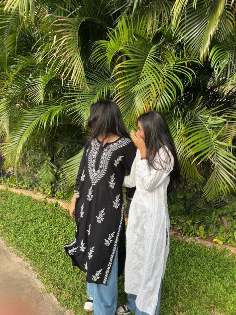 Aesthetic Kurti Poses With Friends, Kurti Poses With Friends, Desi Vibes, Sisters Photoshoot Poses, Sister Poses, Bff Poses, Sisters Photoshoot, Friend Pictures Poses, Best Friend Poses