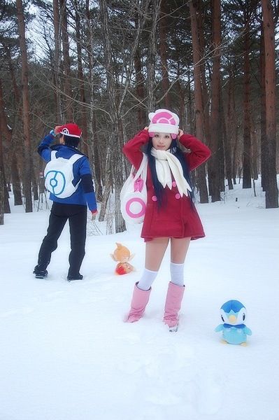 Pokemon trainer Dawn and Lucas cosplay Pokemon Dawn Cosplay, Pokemon Trainer Cosplay, Pokemon Trainer Costume, Pokémon Crafts, Pokemon Trainer Outfits, Cosplay Making, Halloween Pokemon, Cosplay Pokemon, Cosplay Couple