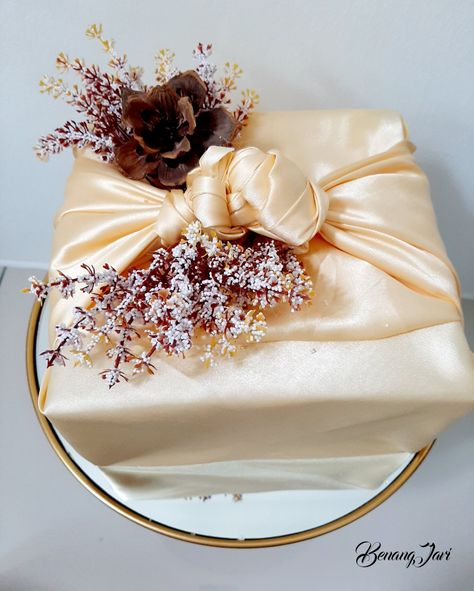 Hantaran Klasik, Hidden Hantaran Ideas, Hidden Seserahan, Birthday Gifts Homemade, Dulang Hantaran Ideas, Hidden Hantaran, Golden Nails Designs, Hantaran Ideas, Dulang Hantaran